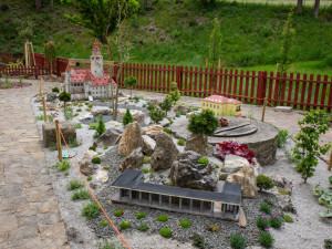 Bouzov v zahradě. Novou odpočinkovou zónu v Javoříčku doplnily modely výletních cílů