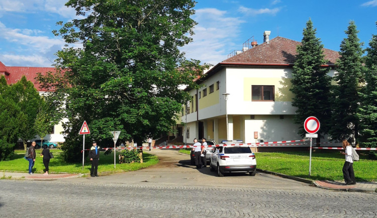 Na základní škole v Hranicích někdo nahlásil bombu. Děti jsou v pořádku, zasahuje policie