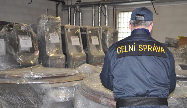 Razie v hernách v Olomouckém kraji: celníci zajistili osmnáct automatů