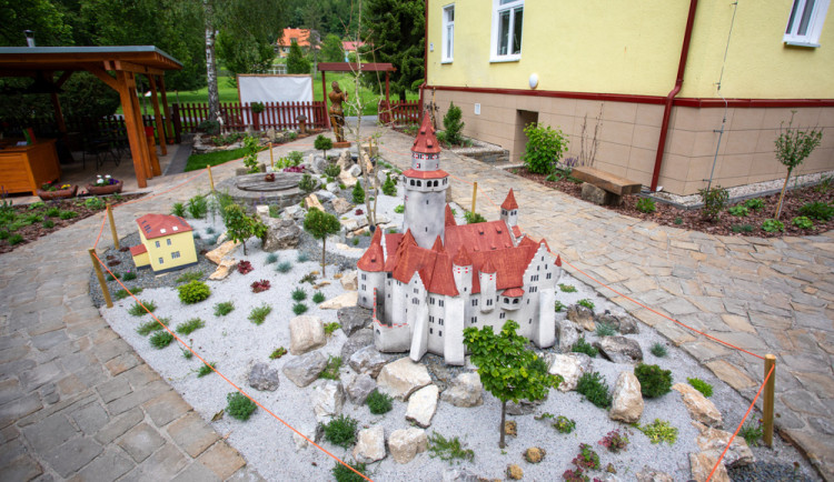 Zmenšenina hradu Bouzova má u návštěvníků zrevitalizované zahrady v Javoříčku úspěch