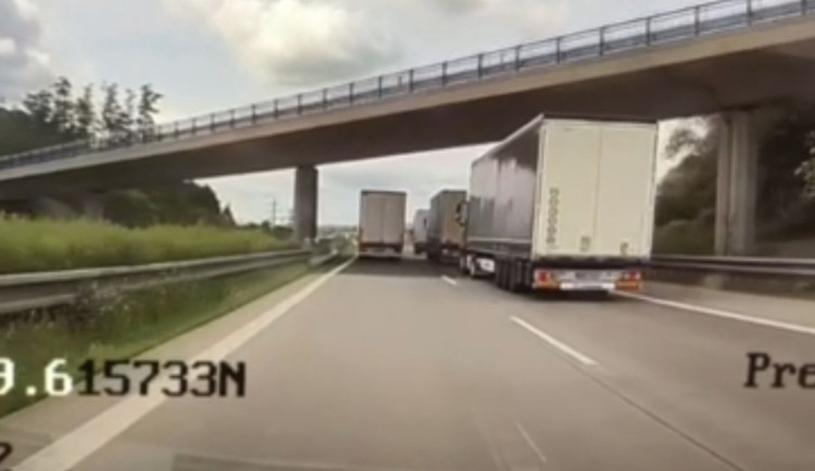 VIDEO: Řidička kamionu i přes zákaz pomalu předjížděla auta na dálnici. Blokovala provoz u Bělotína