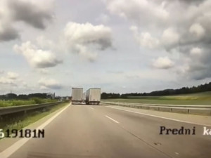 VIDEO: Řidička kamionu předjížděla v zákazu u Bělotína další nákladní auta. Zpomalila provoz na dálnici