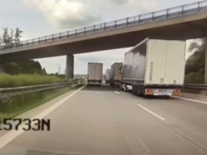 VIDEO: Řidička kamionu i přes zákaz pomalu předjížděla auta na dálnici. Blokovala provoz u Bělotína