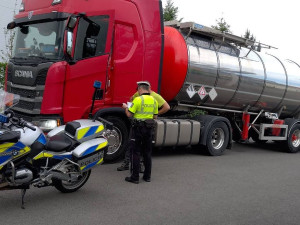 VIDEO: Řidička kamionu předjížděla v zákazu u Bělotína další nákladní auta. Zpomalila provoz na dálnici