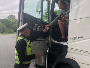 VIDEO: Řidička kamionu předjížděla v zákazu u Bělotína další nákladní auta. Zpomalila provoz na dálnici