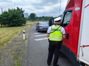 VIDEO: Řidička kamionu předjížděla v zákazu u Bělotína další nákladní auta. Zpomalila provoz na dálnici
