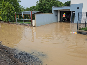 Hasiči zasahují ve Velkém Týnci. Voda tam zaplavila ulice