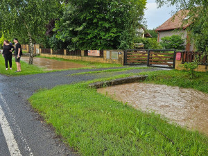 Hasiči zasahují ve Velkém Týnci. Voda tam zaplavila ulice