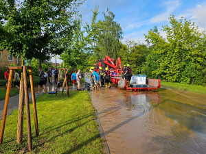 Hasiči zasahují ve Velkém Týnci. Voda tam zaplavila ulice