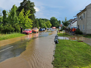 VIDEO: Hasiči zasahují ve Velkém Týnci. Voda z přívalové bouřky tam zaplavila ulice
