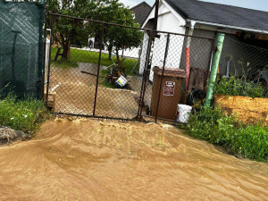 VIDEO: Hasiči zasahují ve Velkém Týnci. Voda z přívalové bouřky tam zaplavila ulice