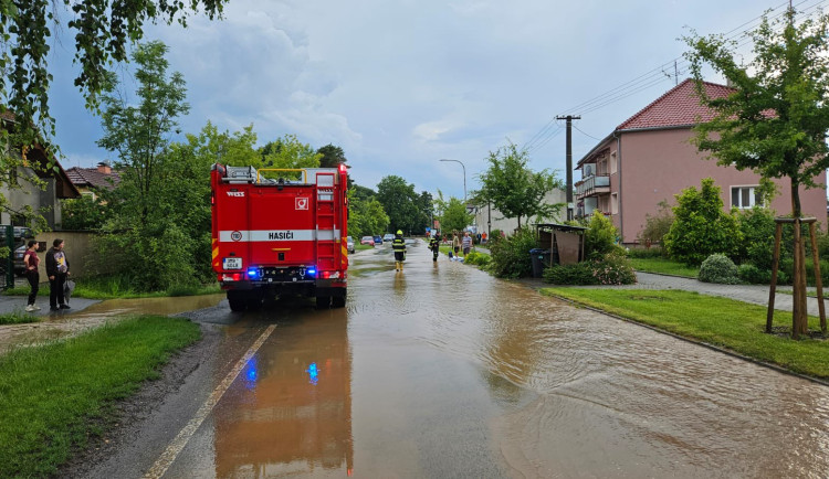 Hasiči zasahují ve Velkém Týnci. Voda tam zaplavila ulice