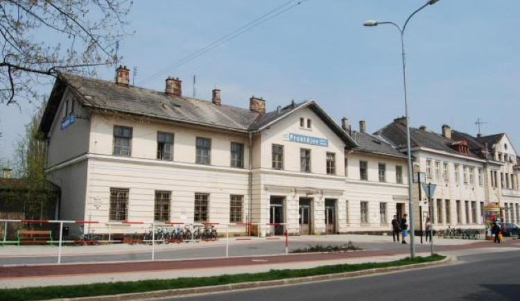 Místní nádraží zachráněno. Železničáři chtěli ikonickou budovu v Prostějově zbourat, nyní ji převezme město