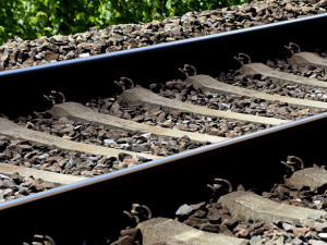 Tragický konec víkendu: na přejezdu mezi Uničovem a Šternberkem zemřel muž po střetu s vlakem