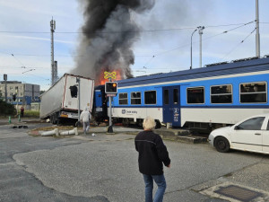 Před soudem je srážka kamionu s vlakem a požár na přejezdu v Olomouci. Polský řidič přiznal vinu