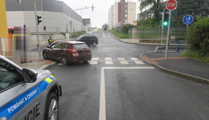 Srážka dvou aut v Chebu na křižovatce. Policisté hledají svědky