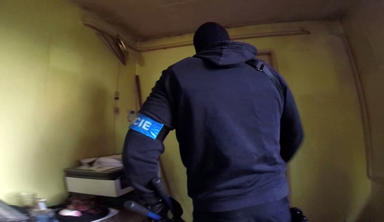 VIDEO: Kriminalisté pátrali v domě na Šternbersku po hledaném muži, ve stodole našli varnu pervitinu