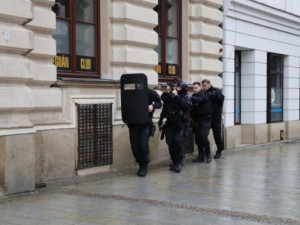 Policisté dnes obsadili Městský dům v Přerově, kde nebezpečný střelec ohrožoval návštěvníky. Šlo o cvičení