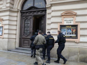 Policisté dnes obsadili Městský dům v Přerově, kde střelec ohrožoval návštěvníky. Šlo o cvičení