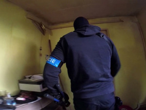 VIDEO: Kriminalisté pátrali v domě na Šternbersku po hledaném muži, ve stodole našli varnu pervitinu