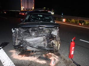 Dálnici u Litovle v noci zablokovala nehoda tří aut. Osmadvacetiletý viník odmítl dechovou zkoušku
