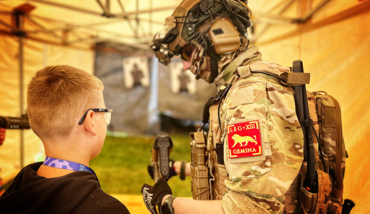 Na akci Bezpečné město dorazily na hradecké nábřeží tisíce dětí