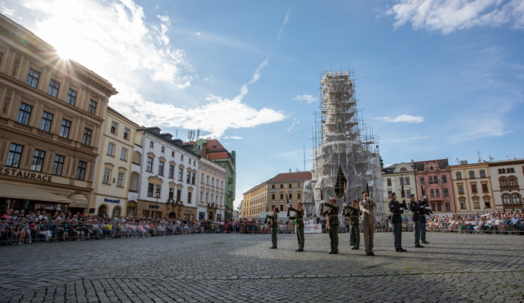 FOTO A VIDEO: Precizní sestavy a triky se zbraněmi. Olomoucké náměstí sledovalo show čestných stráží