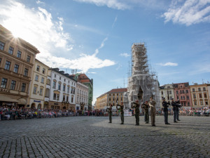 FOTO A VIDEO: Precizní sestavy a triky se zbraněmi. Olomoucké náměstí sledovalo show čestných stráží