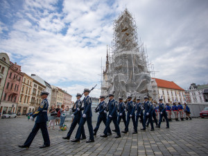 FOTO A VIDEO: Precizní sestavy a triky se zbraněmi. Olomoucké náměstí sledovalo show čestných stráží