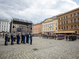 FOTO A VIDEO: Precizní sestavy a triky se zbraněmi. Olomoucké náměstí sledovalo show čestných stráží