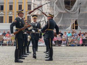 FOTO A VIDEO: Precizní sestavy a triky se zbraněmi. Olomoucké náměstí sledovalo show čestných stráží