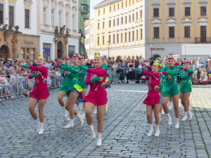 FOTO A VIDEO: Precizní sestavy a triky se zbraněmi. Olomoucké náměstí sledovalo show čestných stráží