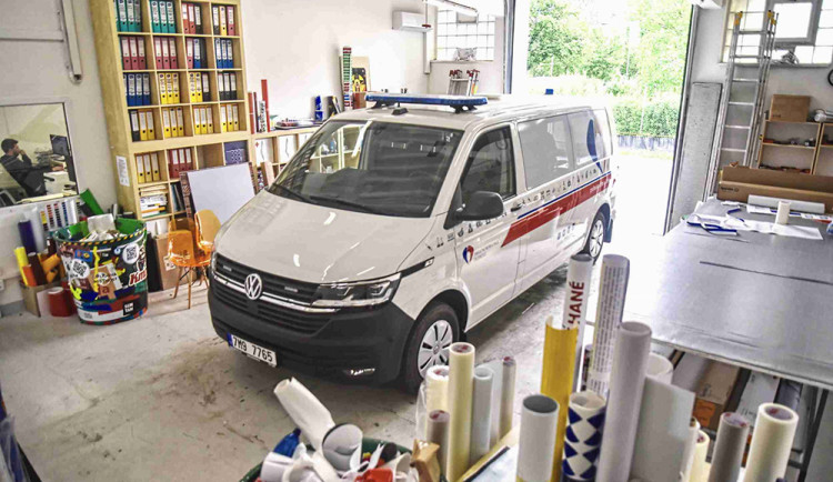 Nové sanitky FN Olomouc dostaly polepy v designu nemocnice v olomoucké agentuře Zafi