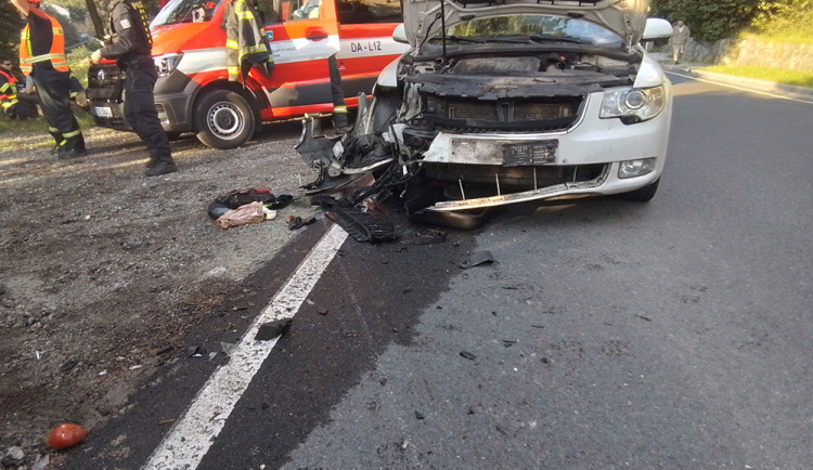 Do auta v Žulové naboural ve čtvrtek ráno motorkář