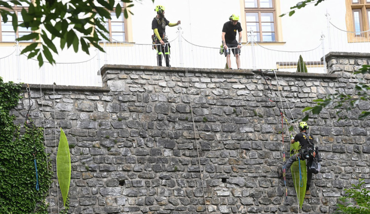 Instalace z barelů či světélkující čluny. Festival Sculpture Line začlenil umělecká díla do prostoru Olomouce