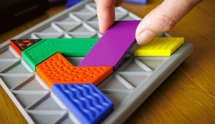 Odborníci z olomoucké univerzity vyvinuli hmatovou hru. Pomůže nevidomým a slabozrakým dětem