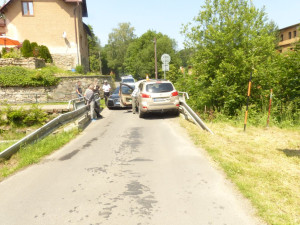 Seniorovi se v Písečné zasekl koberec pod pedály, narazil do protijedoucího vozu. Škoda je přes čtvrt milionu