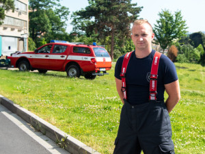Ruka visela už jen na kousku zápěstí. Díky specialistům z FN Olomouc může mladý hasič opět pomáhat v nouzi