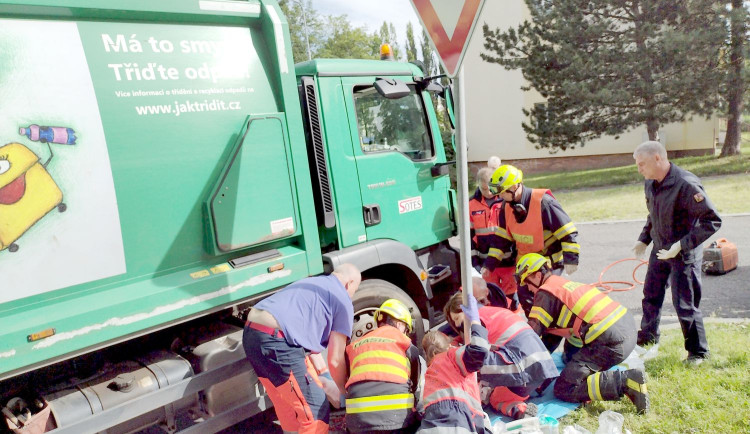 Řidič popelářského auta nacouval do chodkyně. Vrtulník ji transportoval do nemocnice