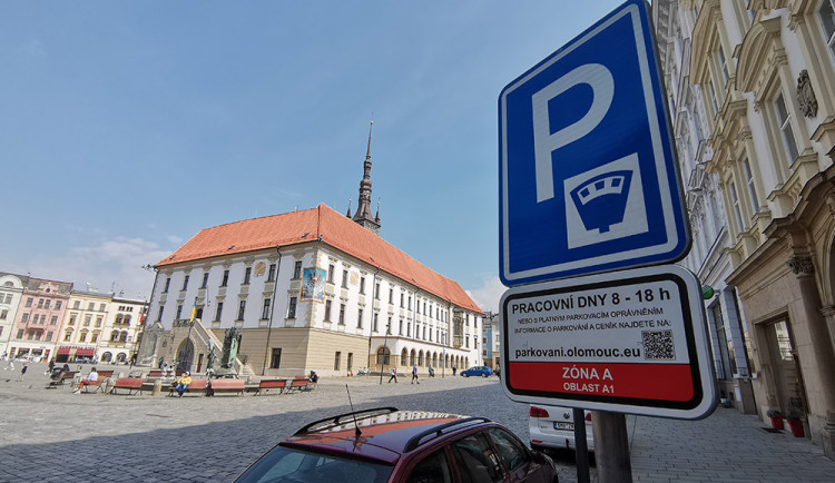 Placené parkování i později večer? Olomoucká radnice zvažuje změny v centru města