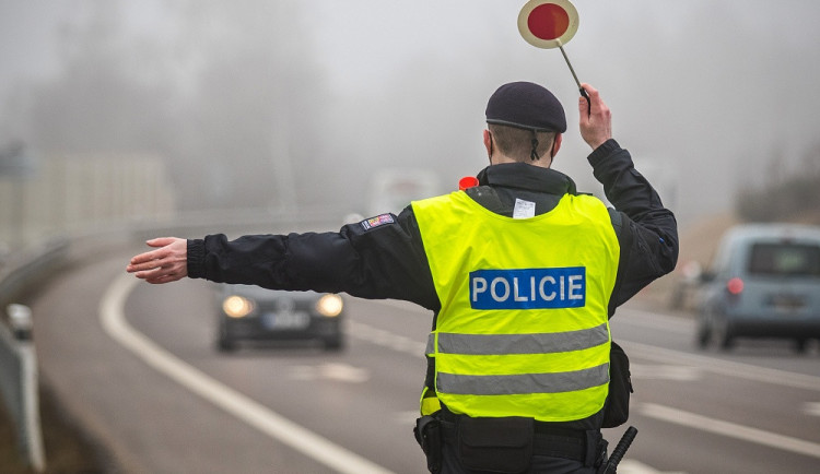 Policisté před nájezdem na D6 v Sokolově zastavili řidiče. Nadýchal 5,37 promile