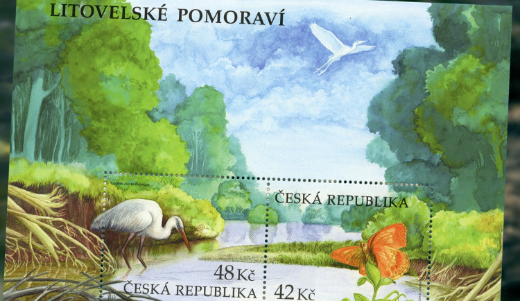 Česká pošta vydala aršík s motivy Litovelského Pomoraví. Řeka Morava protéká divokým lužním lesem