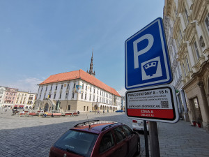 Placené parkování i později večer? Olomoucká radnice zvažuje změny v centru města