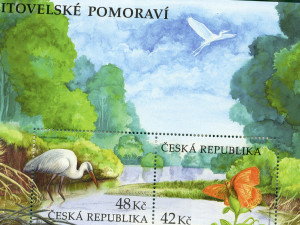 Česká pošta vydala aršík s motivy Litovelského Pomoraví. Řeka Morava protéká divokým lužním lesem