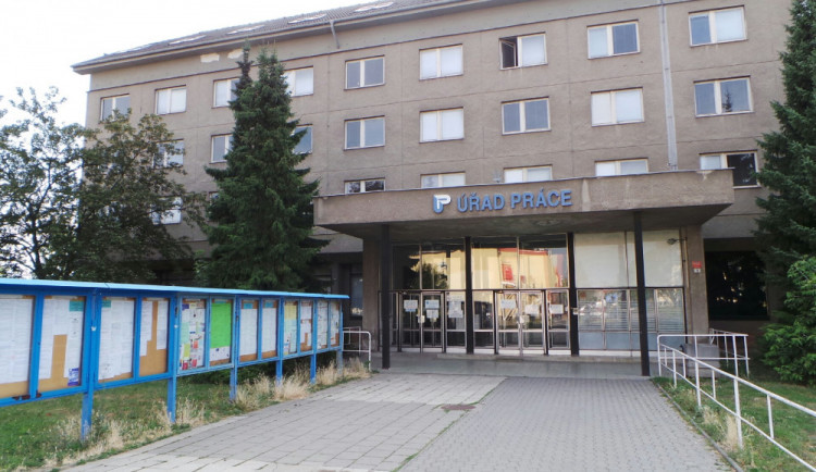 size3-1594214496822-124-nezamestnanost-v-olomouckem-kraji-se-v-cervnu-vyvijela-ruzne-v-nekterych-okresech-klesla-v-jinych-vz