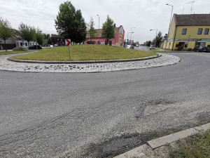 Průjezd Litovlí přibrzdí oprava poničeného rondelu. Následně kraj plánuje opravit silnici u cukrovaru