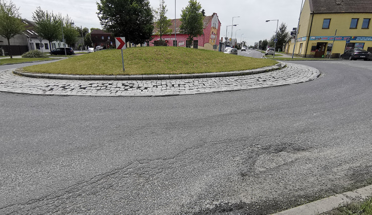 Kruhový objezd na průtahu Litovlí projde měsíční opravou