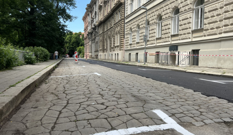 Dělníci v Olomouci opravili jen půlku ulice. Kvůli plynu, celkovou rekonstrukci město teprve chystá