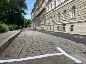 Dělníci v Olomouci opravili jen půlku ulice. Kvůli plynu, celkovou rekonstrukci město teprve chystá