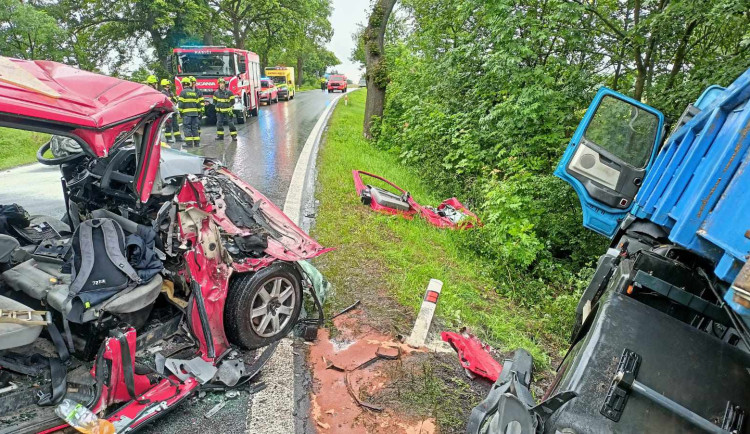 Vážná nehoda uzavřela silnici na Počerny. Hasiči museli vyprostit dvě zaklíněné osoby